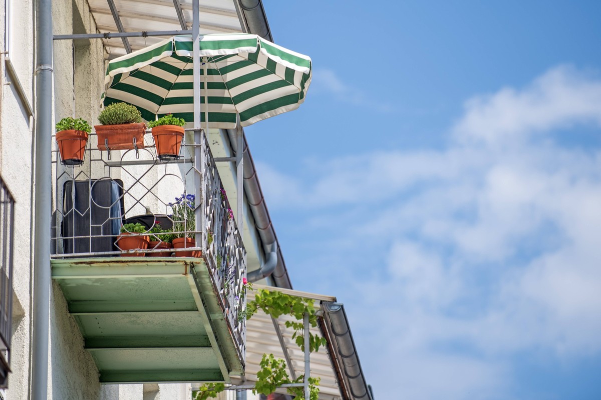 Sonnenschirm auf einem Balkon, Sommer in der Stadt, Juni 2023 Deutschland, München, Juni 2023, Sonnenschirm auf einem Balkon in Haidhausen, Symbolfoto Hitzewelle, Sommer in der Stadt, Temperaturen um ...