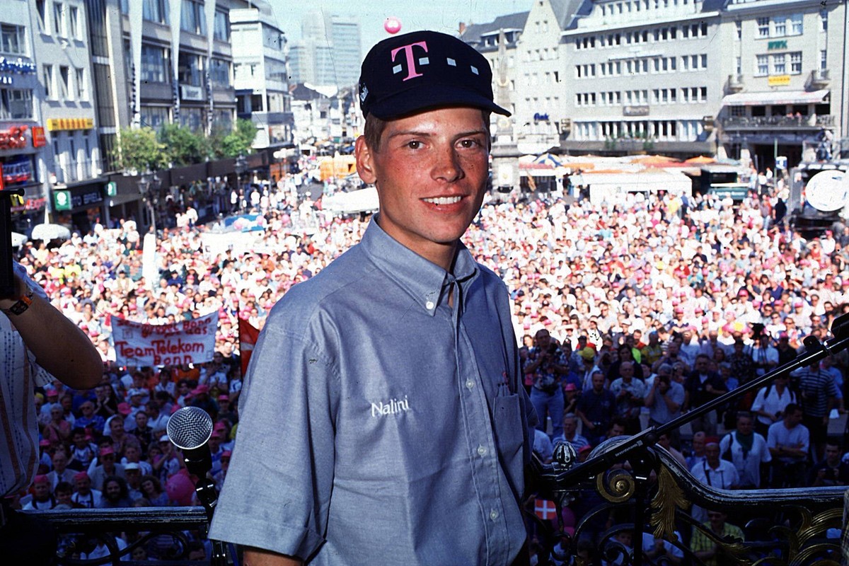 Jan Ullrich (Team Telekom) beim Empfang des Telekom-Teams in Bonn nach der 96er Tour de France

Jan Ullrich team Telekom the Reception the Telekom Teams in Bonn After the 96er Tour de France