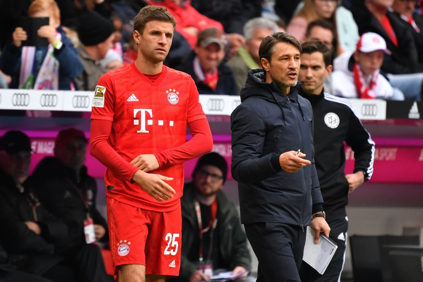 Zufrieden sieht anders aus: Thomas Müller bei seiner Einwechslung neben Trainer Niko Kovac.