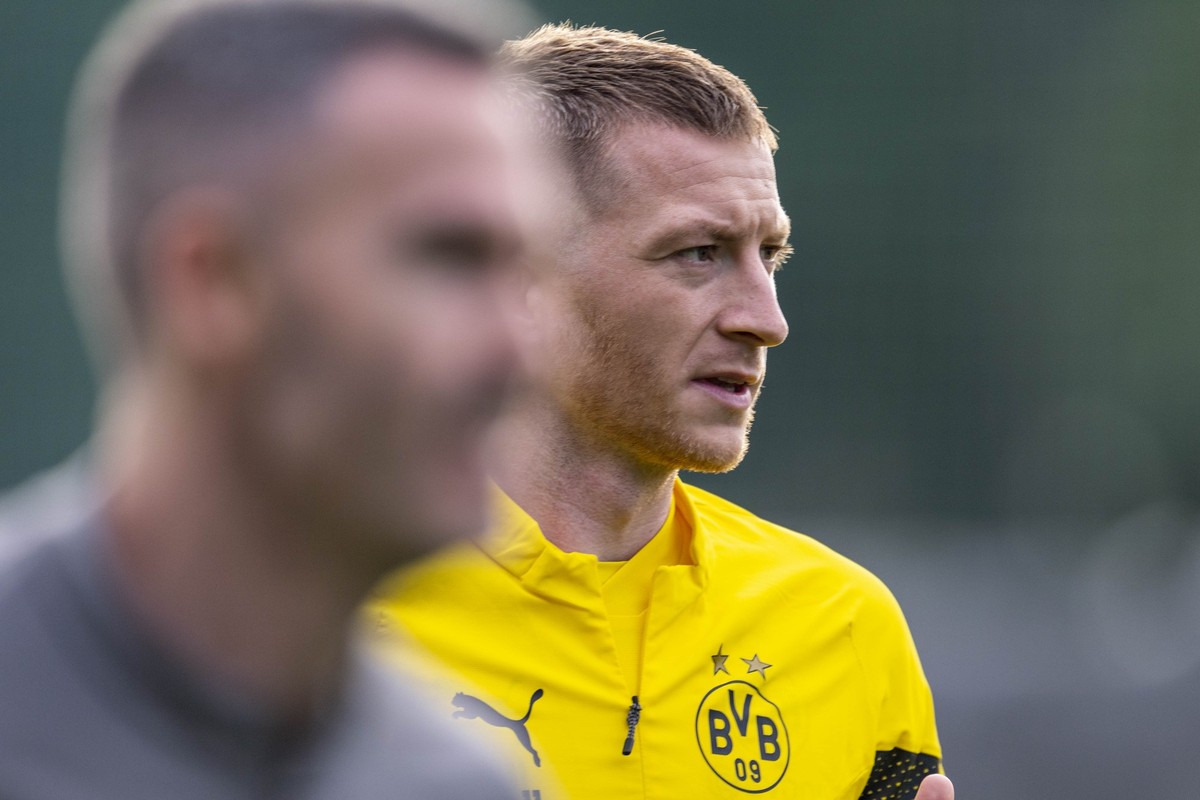 06.01.2023, Spanien, Marbella: Fußball: Trainingslager Borussia Dortmund, Dortmunds Marco Reus läuft sich warm. Foto: David Inderlied/dpa +++ dpa-Bildfunk +++