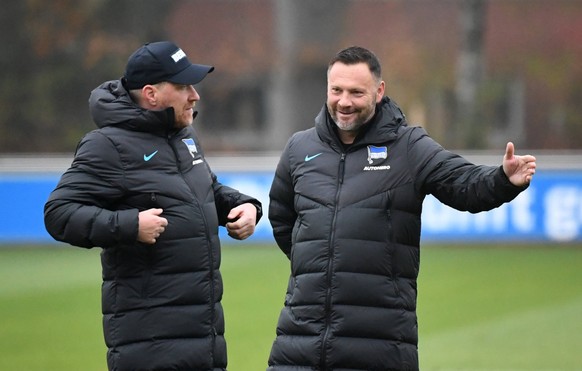 Fussball, Herren, Saison 2021/2022, Hertha BSC, Training, v. l. Co-Trainer Andreas Zecke Neuendorf Hertha BSC, Trainer Pal Dardai Hertha BSC, 16.11. 2021, *** Football, men, 2021 2022 season, Hertha B ...