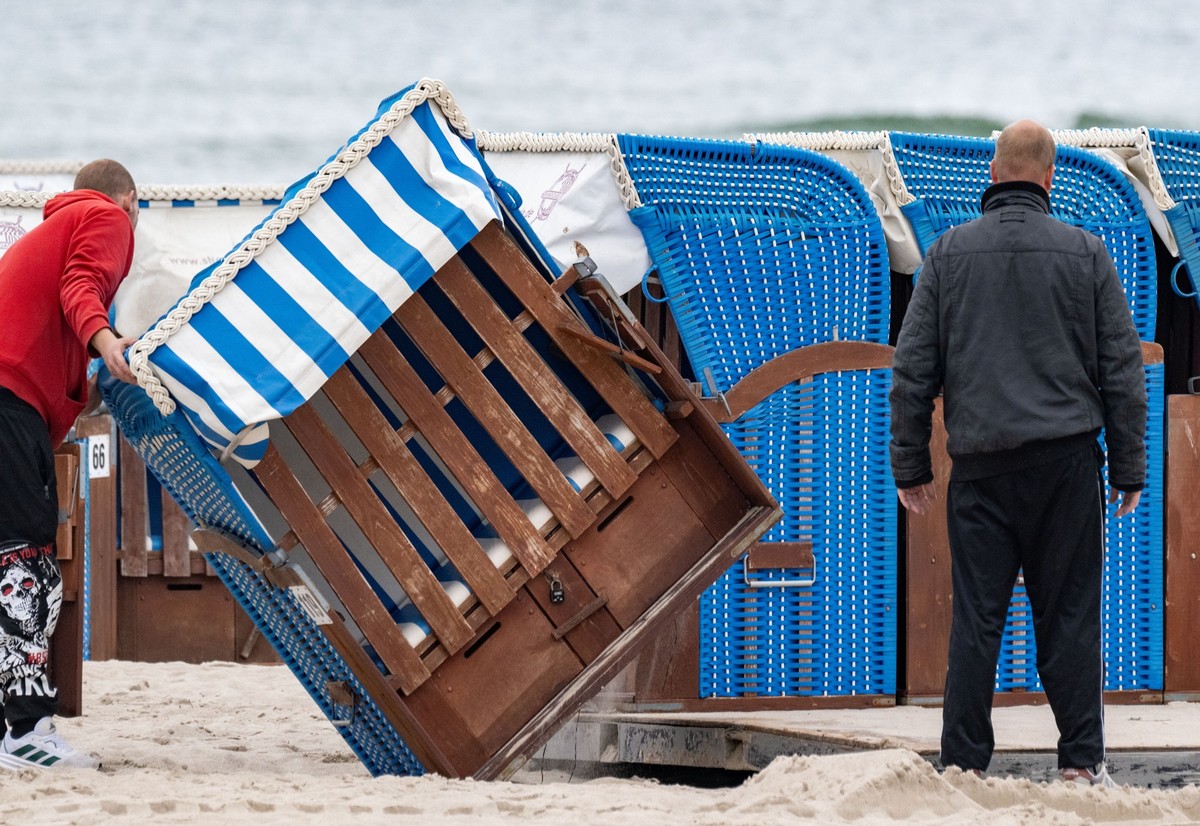 ARCHIV - 08.10.2024, Mecklenburg-Vorpommern, Warnemünde: Mit einem Radlader werden die Strandkörbe der Strandoase Treichel von Strand Warnemünde zum LKW transportiert. Mit dem LKW gehen die Strandkörb ...