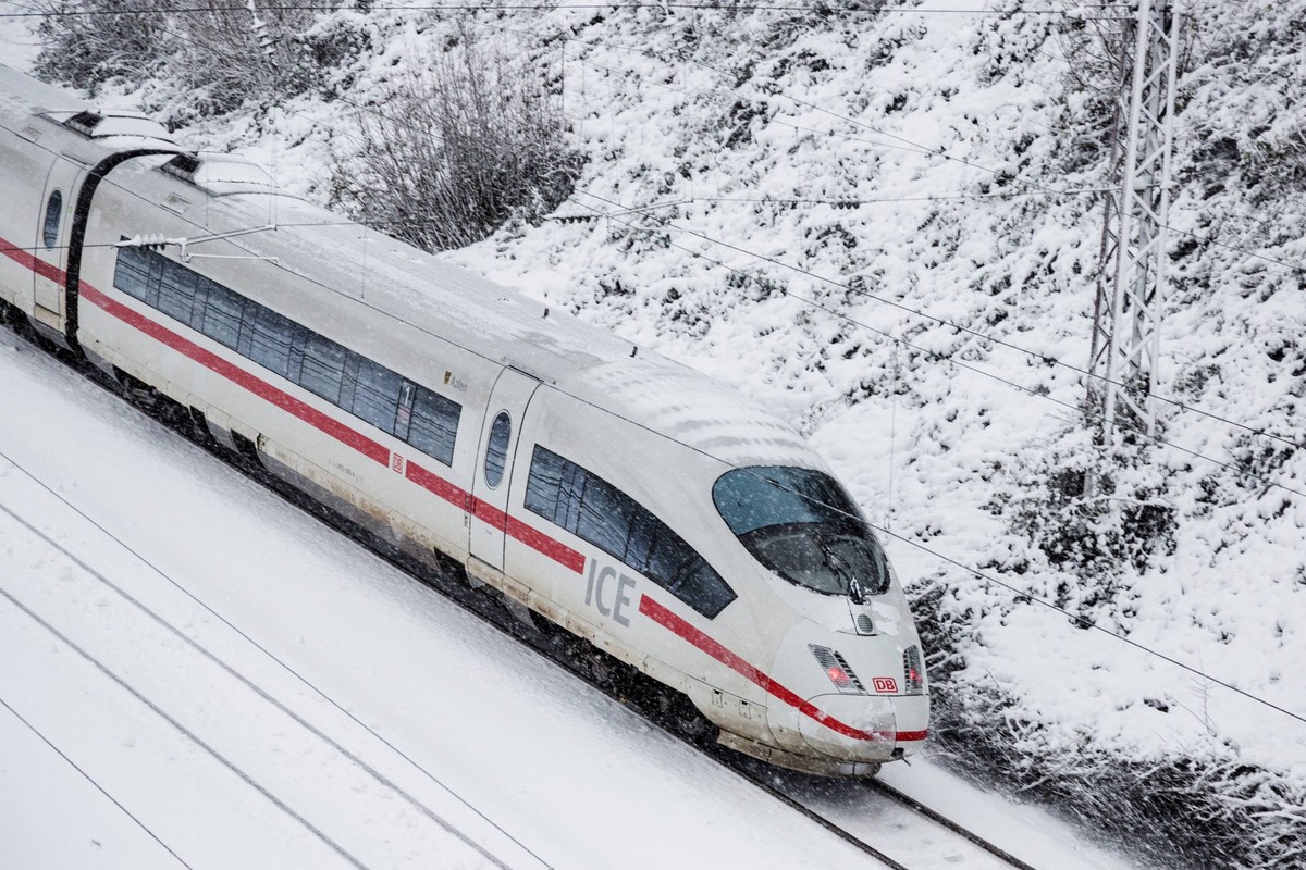 Winterwetter im Ruhrgebiet, M�lheim an der Ruhr, Deutschland M�lheim an der Ruhr, Deutschland. 10. Dezember 2017. Zugverkehr zwischen Essen und M�lheim. ICE im Schnee. Winterwetter mit starkem Schneef ...