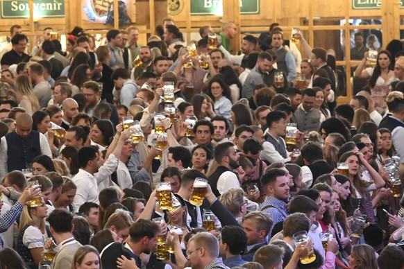 Stimmung in Sch�tzen-Festzelt beim Oktoberfest 2022 auf der Theresienwiese. M�nchen, 25.09.2022 *** Atmosphere in Sch�tzen marquee at Oktoberfest 2022 at Theresienwiese Munich, 25 09 2022 Foto:xB.xSaa ...