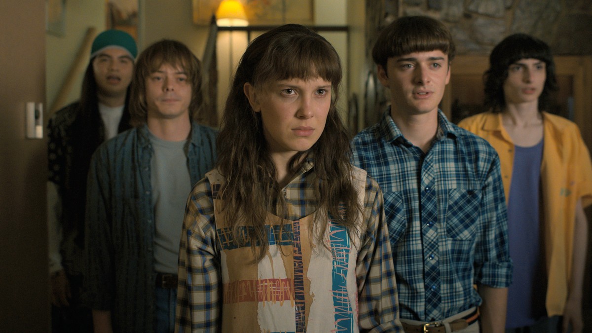 HANDOUT - 21.03.2022, ---: Eduardo Franco (l-r) als Argyle, Charlie Heaton als Jonathan, Millie Bobby Brown als Eleven, Noah Schnapp als Will Byers und Finn Wolfhard als Mike Wheeler in einer Szene de ...