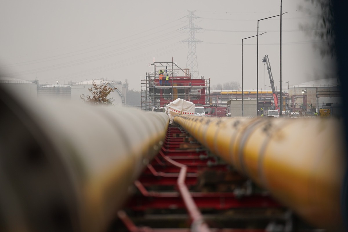 dpatopbilder - 29.11.2022, Schleswig-Holstein, Brunsbüttel: Arbeiter bauen Gas-Pipelines für den geplanten LNG Flüssiggas-Schwimmterminal zusammen. Der Energieriese Qatar Energy hat laut Katars Energi ...