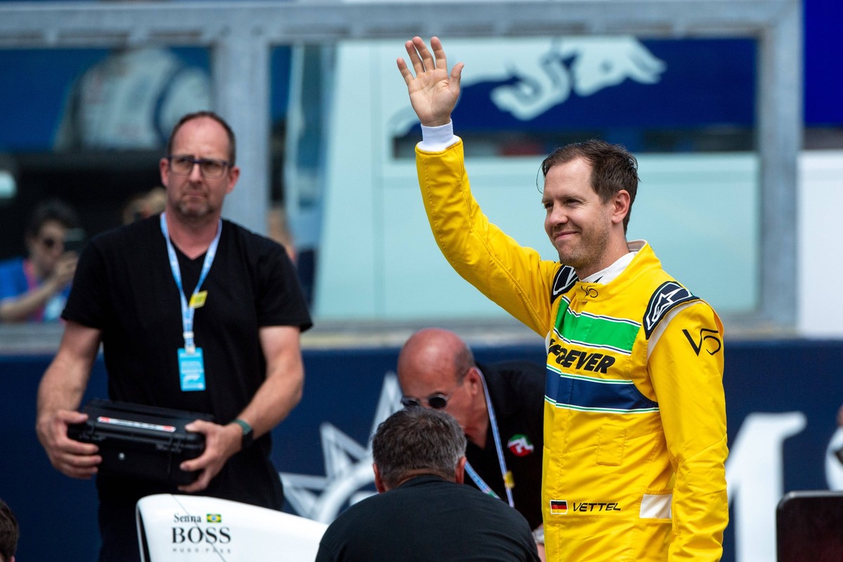 Sebastian Vettel Deutschland, Rennfahrer gedenkt dem 1994 verstorbenen Ayrton Senna Brasilien, ITA, Formel 1 Weltmeisterschaft, Grand Prix Emilia-Romagna Imola, Autodromo Enzo e Dino Ferrari, Ankunft  ...