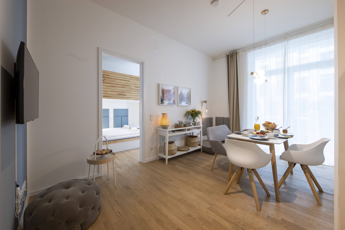 Kueche und Esstisch in einer moeblierten Wohnungen Berlin Deutschland *** Kitchen and dining table in a furnished apartments Berlin Germany Copyright: xThomasxImo/photothek.dex
