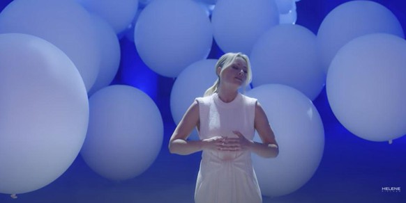 Helene Fischer steht vor weißen Luftballons, die im Song prominent in Szene gesetzt werden.