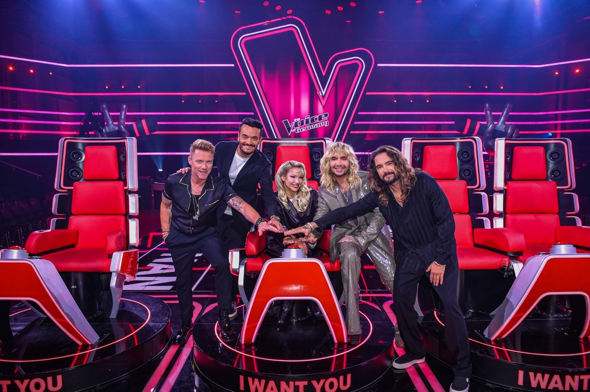 HANDOUT - 18.09.2023, ---, -: Ronan Keating (l-r), Giovanni Zarrella, Shirin David, Bill Kaulitz und Tom Kaulitz in der Kulisse der 13. Staffel der TV-Show &quot;The Voice of Germany&quot;, die ab Don ...