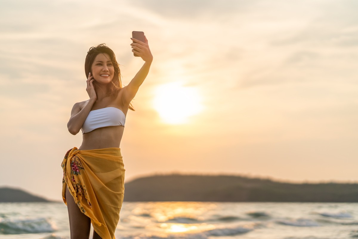 Selfies am Strand sind ein Muss im Urlaub.