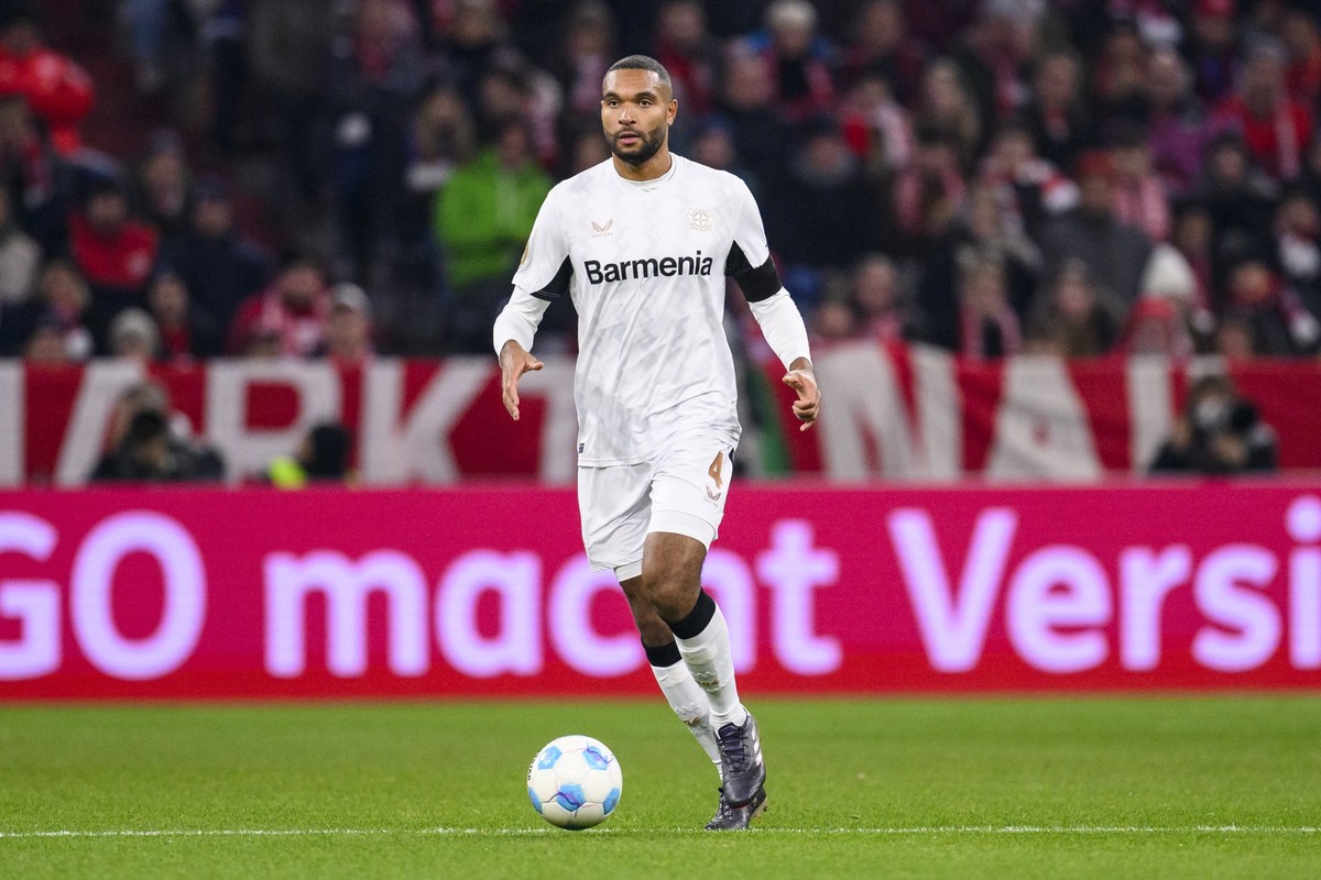 ARCHIV - 03.12.2024, Bayern, München: Fußball: DFB-Pokal, Bayern München - Bayer Leverkusen, Achtelfinale, Allianz Arena. Leverkusens Jonathan Tah in Aktion. (zu dpa: «Leverkusens Sportchef Rolfes häl ...