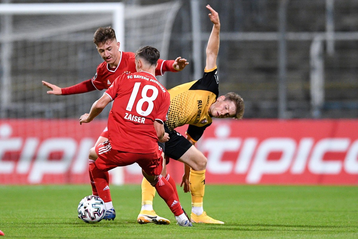 v.li.: Maximilian Zaiser Bayern München, FCB, 18 Angelo Stiller Bayern München, FCB, 38 Patrick Weihrauch Dynamo Dresden, SGD, 10 im Zweikampf, Duell, duel, tackle, Dynamik, Action, Aktion, 02.10.2020 ...