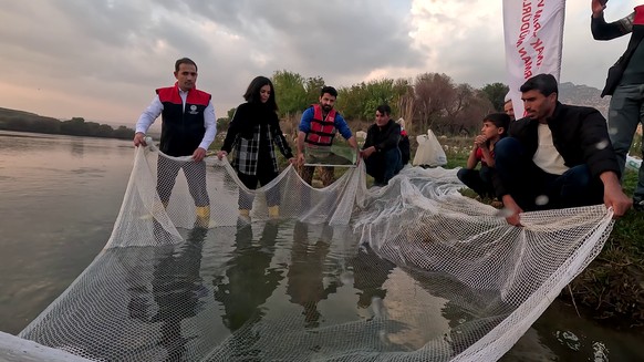 Der gefangene Fisch wurde anschließend wieder in die Freiheit entlassen.