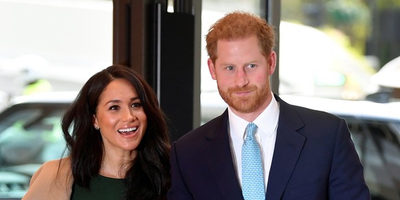 ARCHIV - 15.10.2019, Gro�britannien, London: Der britische Prinz Harry, Herzog von Sussex, und seine Frau Meghan, Herzogin von Sussex, kommen zu den j�hrlichen �WellChild Awards� im Royal Lancaster Ho ...