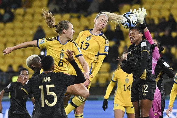 23.07.2023, Neuseeland, Wellington: Fußball, Frauen: WM, Schweden - Südafrika, Vorrunde, Gruppe G, 1. Spieltag: Schwedens Amanda Ilestedt (M) köpft den Ball in die Hände von Südafrikas Torhüterin Kayl ...