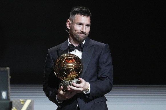 dpatopbilder - 30.10.2023, Frankreich, Paris: Lionel Messi, Spieler von Inter Miami und argentinischer Nationalspieler, hält die Ballon d&#039;Or während der Verleihung des 67. Ballon d&#039;Or im The ...