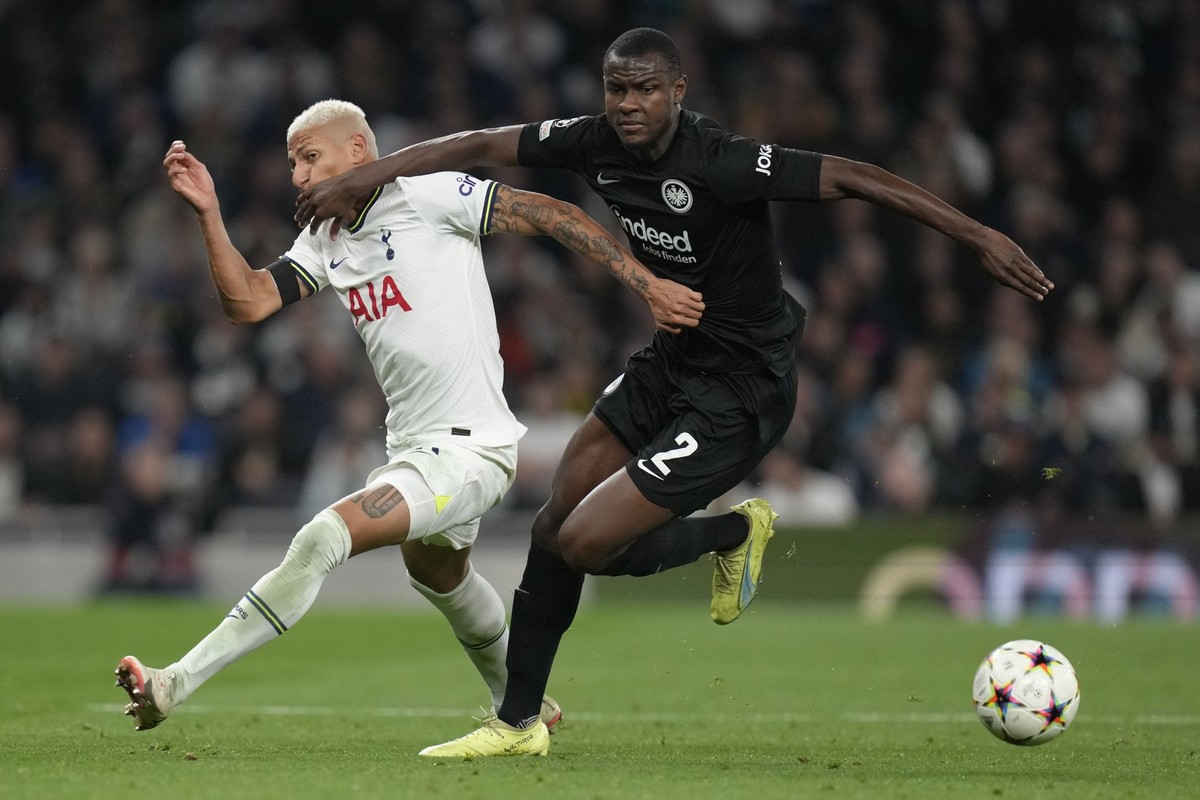 Tottenham&#039;s Richarlison, left, and Frankfurt&#039;s Evan N&#039;Dicka vie for the ball during the Champions League Group D soccer match between Tottenham Hotspur and Eintracht Frankfurt at Totten ...