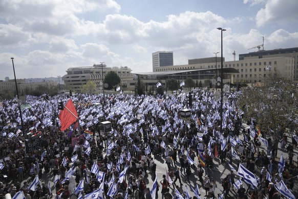 Israelis protest against Prime Minister Benjamin Netanyahu&#039;s judicial overhaul plan outside the parliament in Jerusalem, Monday, March 27, 2023. (AP Photo/Mahmoud Illean)