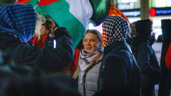 24.01.2024, Sachsen, Leipzig: Die schwedische Klimaaktivistin Greta Thunberg nimmt an einer pro-palästinensischen Demonstration in Leipzig teil. Thunberg habe sich am Mittwochabend einige Zeit bei der ...