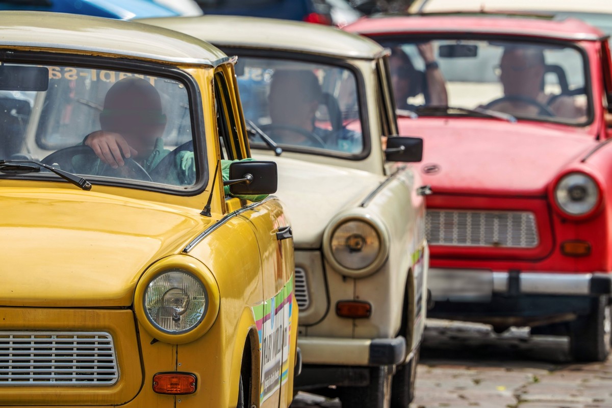 Trabis brechen zu einer Stadtrundfahrt auf, Berlin, Mai 2024 Deutschland, Berlin, Mai 2024, Trabis brechen zu einer Stadtrundfahrt auf, Fahrzeuge der TrabiWorld Berlin, Trabant 601, das populärste Aut ...