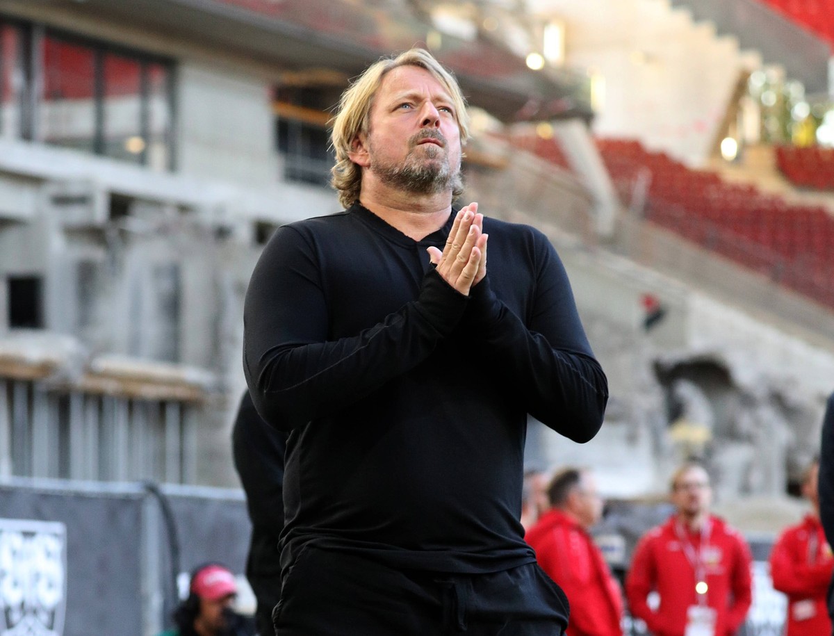 09.10.22 VfB Stuttgart - 1. FC Union Berlin Deutschland, Stuttgart, 09.10.2022, Fussball, Bundesliga, VfB Stuttgart - 1. FC Union Berlin: Sven Mislintat Sportdirektor VfB Stuttgart. *** 09 10 22 VfB S ...