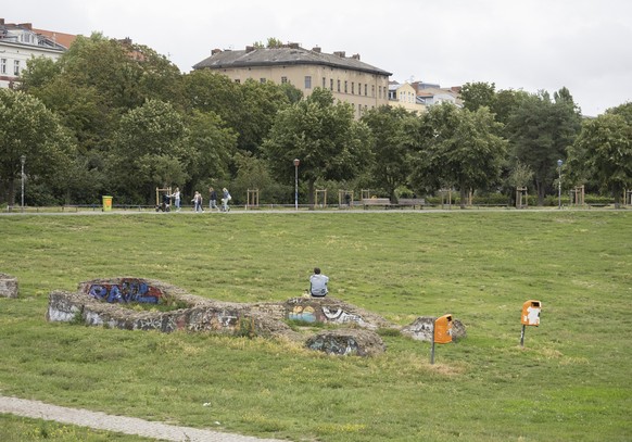 31.07.2023, Berlin: Ein Mann sitzt im Görlitzer Park auf Steinen. Die Grünanlage in Kreuzberg sorgt immer wieder für Diskussionen. Erst jüngst fad dort eine Gruppenvergewaltigung statt. Auch die Droge ...