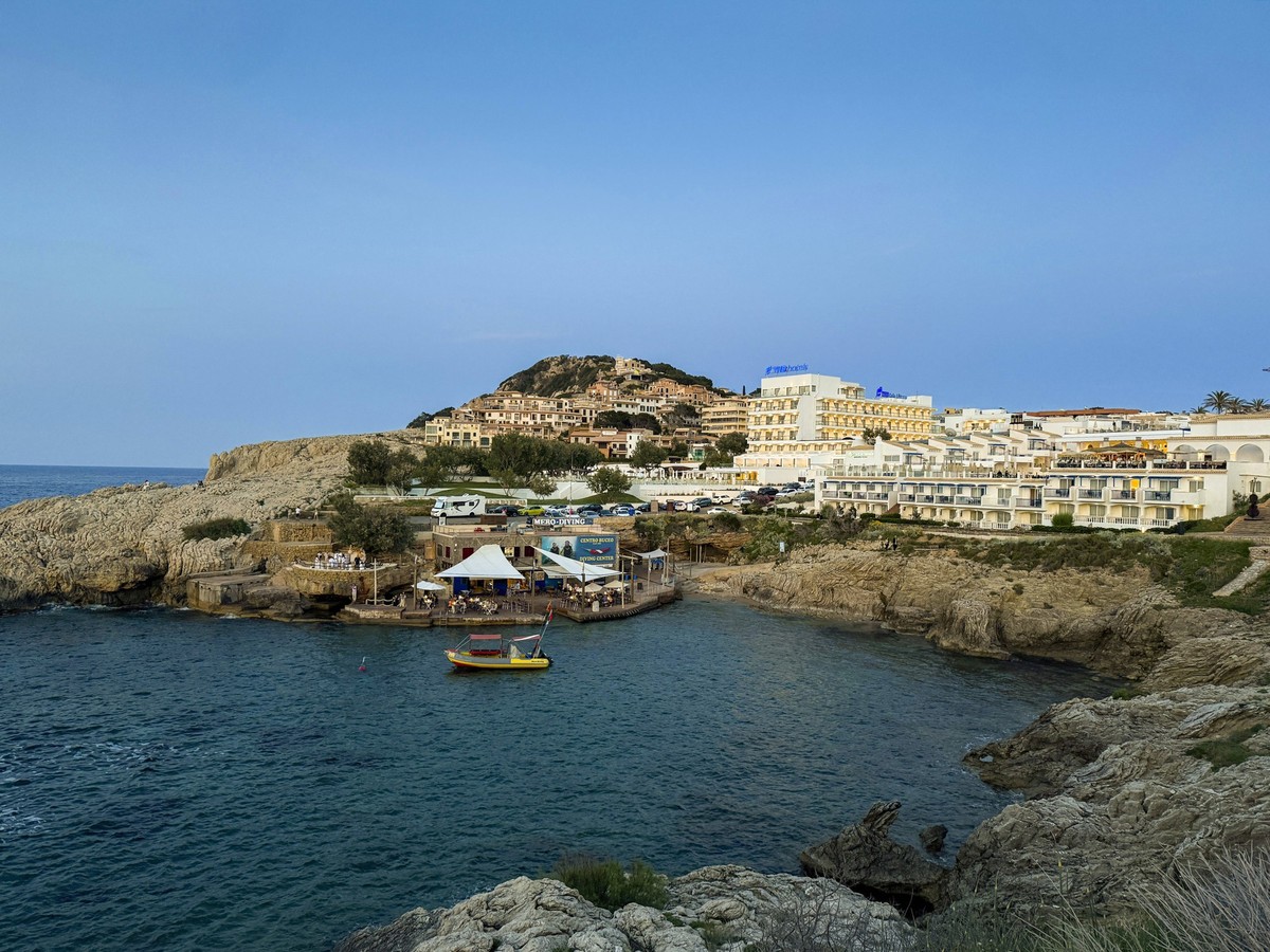 23.06.2025, Beliebtes Reiseziel der Deutschen, Mallorca. Hier in Cala Ratjada, Abendstimmung am Diving-Center Sa Cova Cala Lliteras, 23.06.2025, Urlaubsreisen Mallorca 23.06.2025, Urlaubsreisen Mallor ...