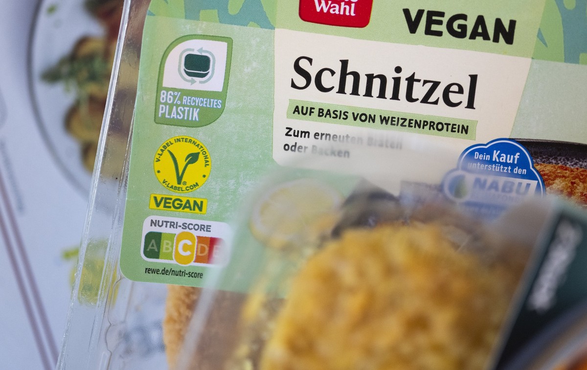 ILLUSTRATION - 02.10.2025, Baden-Württemberg, Stuttgart: Eine Packung veganes Schnitzel auf Basis von Weizenprotein. Die Abgeordneten des EU-Parlaments stimmen über einen Änderungsvorschlag für ein Ge ...