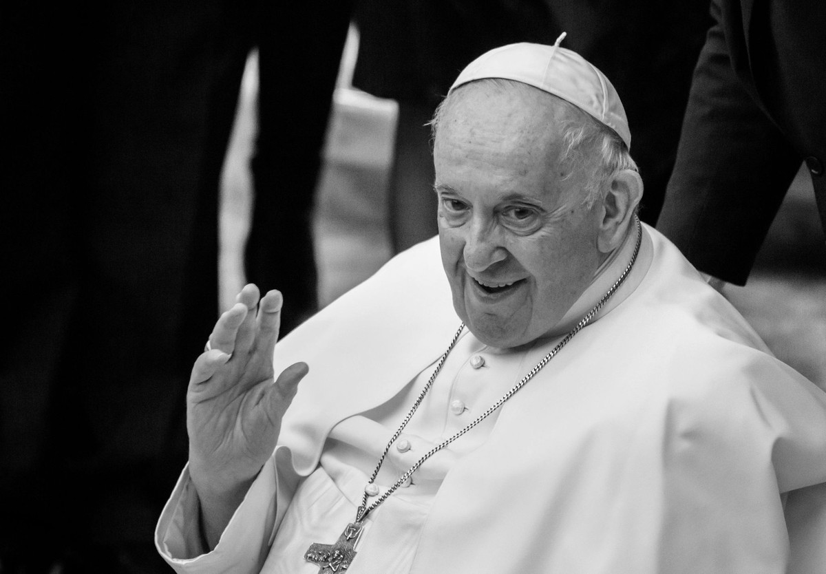 ARCHIV - 04.01.2023, Vatikan, Vatikanstadt: Papst Franziskus winkt während der Generalaudienz im Vatikan. ** SW-VERSION ** (zu dpa: «Vatikan: Papst Franziskus gestorben») Foto: Michael Kappeler/dpa ++ ...