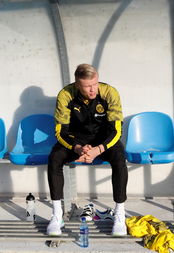 Soccer Football - Friendly - Standard Liege v Borussia Dortmund - Estadio Municipal de Marbella, Marbella, Spain - January 7, 2020 Borussia Dortmund&#039;s Erling Haaland on the bench REUTERS/Jon Nazc ...