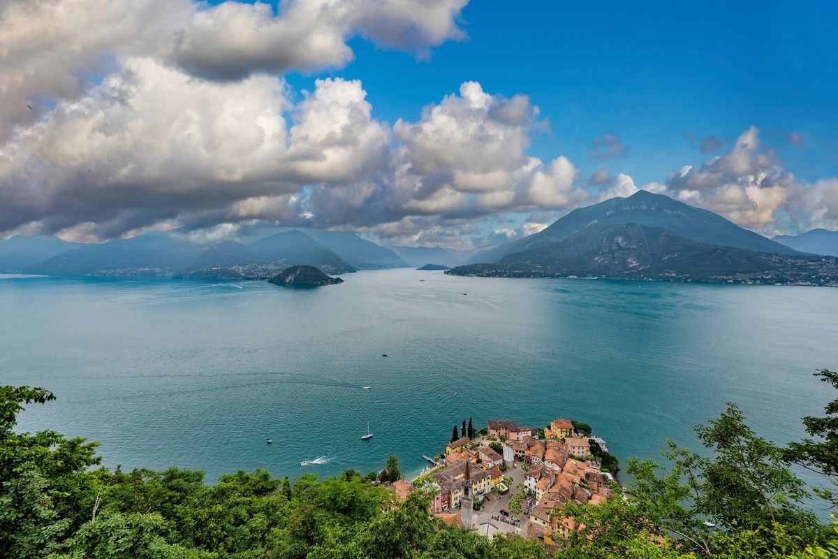 A view of Varenna on Lake Como A view of Varenna on Lake como in glorious summer weather Copyright: xZoonar.com/AndreasxVölkelx 21949866