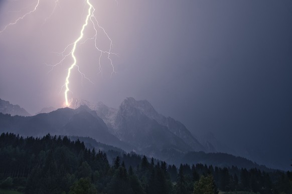 A dramatic lightning strike during a thunderstorm in the Steinberg in Leogang, Salzburg, Austria *** einer Dramatische Blitz Streik w