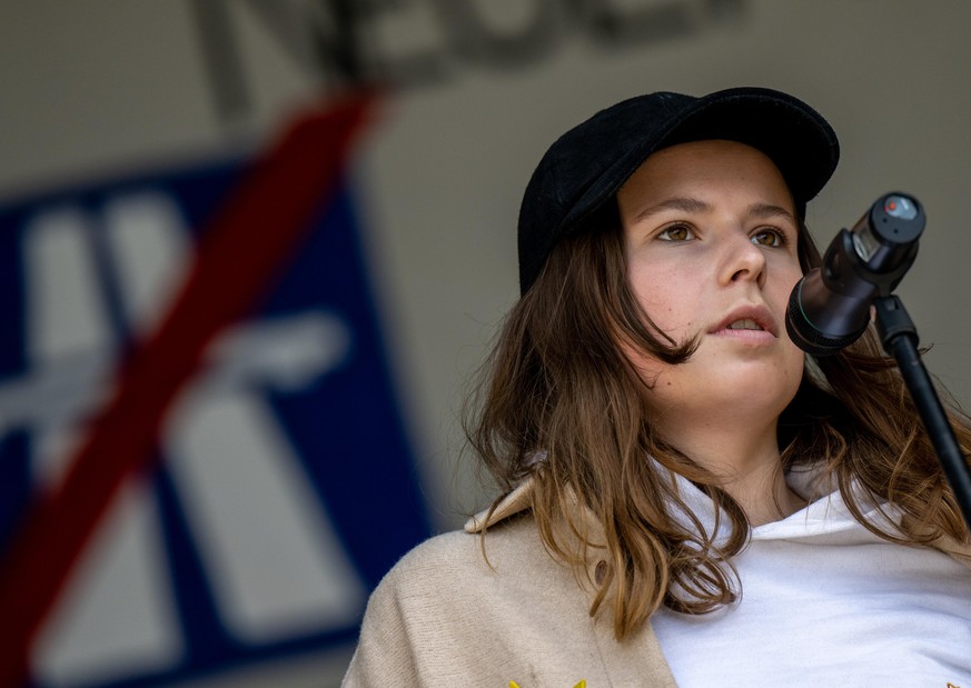 Die Klimaschutzaktivistin Luisa Neubauer spricht auf einer Kundgebung von BUND und Fridays for Future gegen den Bau der A20 in Niedersachsen und Schleswig-Holstein vor dem Bundesverwaltungsgericht in  ...