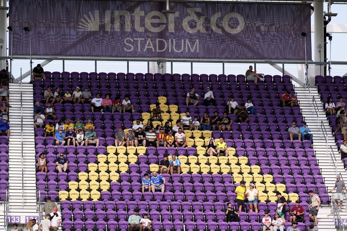 17.06.2025, USA, Orlando: Fußball: Club-WM, Vorrunde, Gruppe F, 1. Spieltag, Ulsan HD - Mamelodi Sundowns. Viele Plätze sind leer, als sich die Mannschaften vor dem Spiel aufwärmen. Foto: John Raoux/A ...