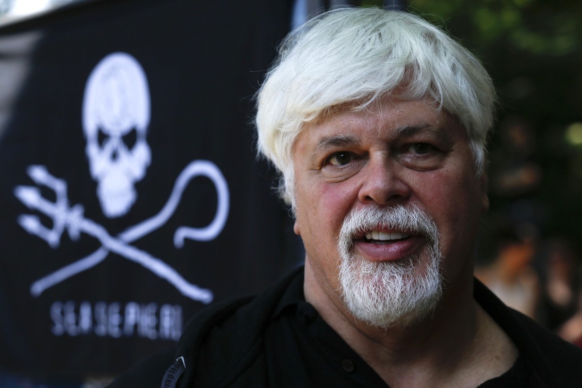 ARCHIV - 23.05.2012, Berlin: Paul Watson, Gründer der Tierrechts- und Umweltschutzorganisation Sea Shepherd Conservation Society, nimmt an einer Demonstration teil. Der bekannte Umweltschützer und Wal ...