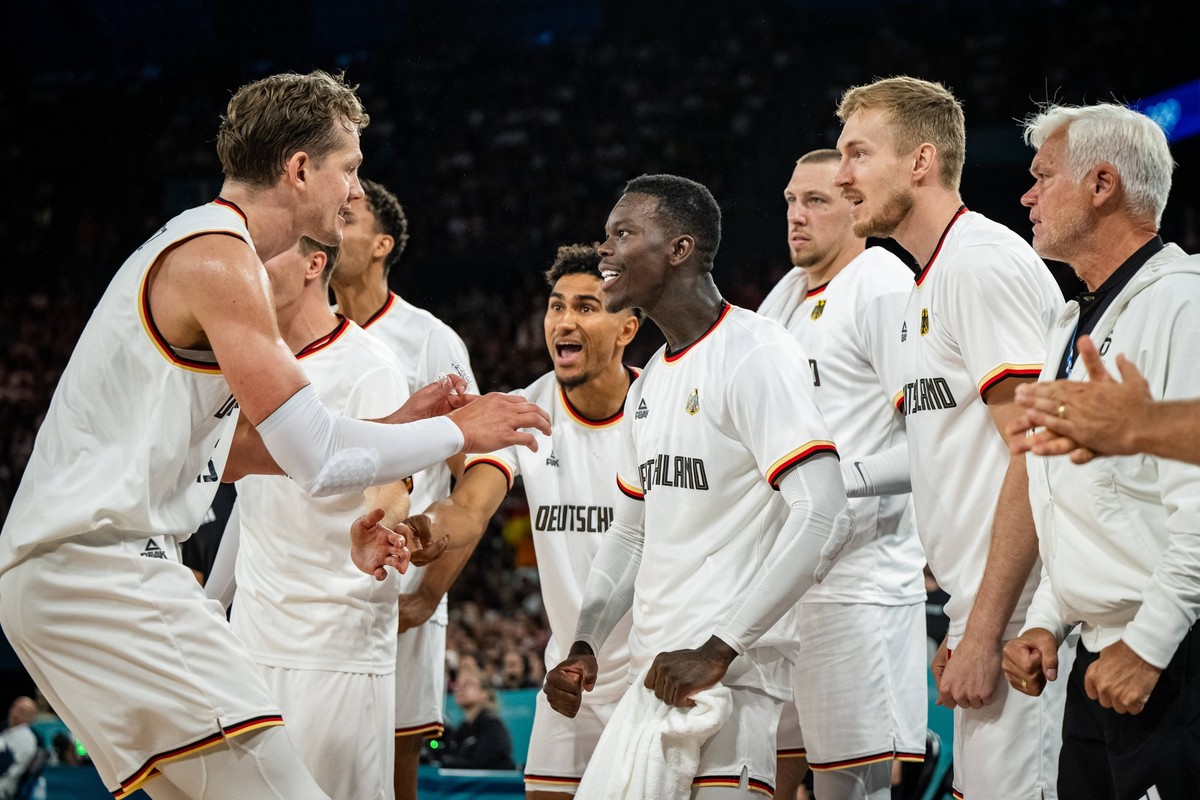 Olympische Spiele Paris 2024 Basketball Paris 06.08.2024 Viertelfinale Männer Herren Deutschland GER - Griechenland Moritz Wagner Deutschland, No.13 Dennis Schröder / Schroeder Deutschland, No.17 Schr ...