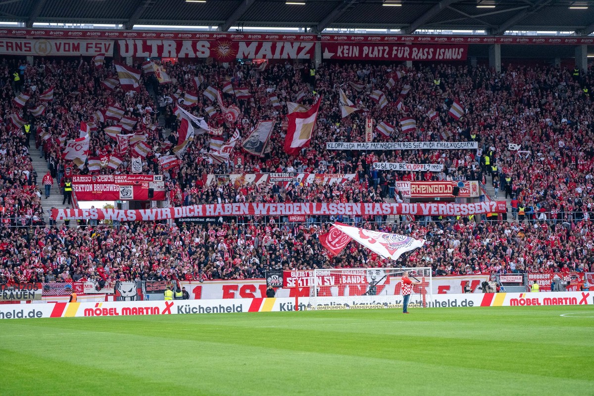 19.10.2024, xhfmx, Fussball 1.Bundesliga, FSV Mainz 05 - RB Leipzig emspor, Banner der Mainz Fans zu J�rgen Klopp DFL/DFB REGULATIONS PROHIBIT ANY USE OF PHOTOGRAPHS as IMAGE SEQUENCES and/or QUASI-VI ...