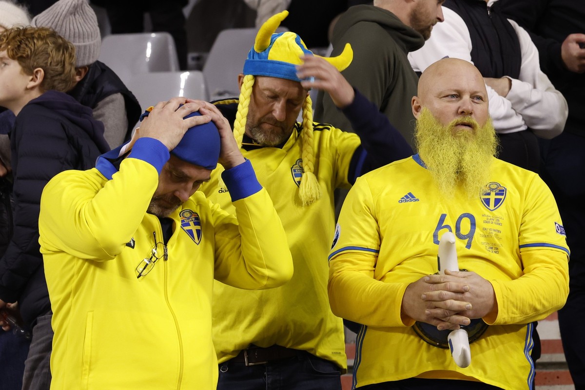 16.10.2023, Belgien, Brüssel: Fußball: EM-Qualifikation, Gruppenphase, Gruppe F, 8. Spieltag, Belgien - Schweden: Schwedische Fans warten auf der Tribüne nach dem Abbruch des EM-Qualifikationsspiels.  ...