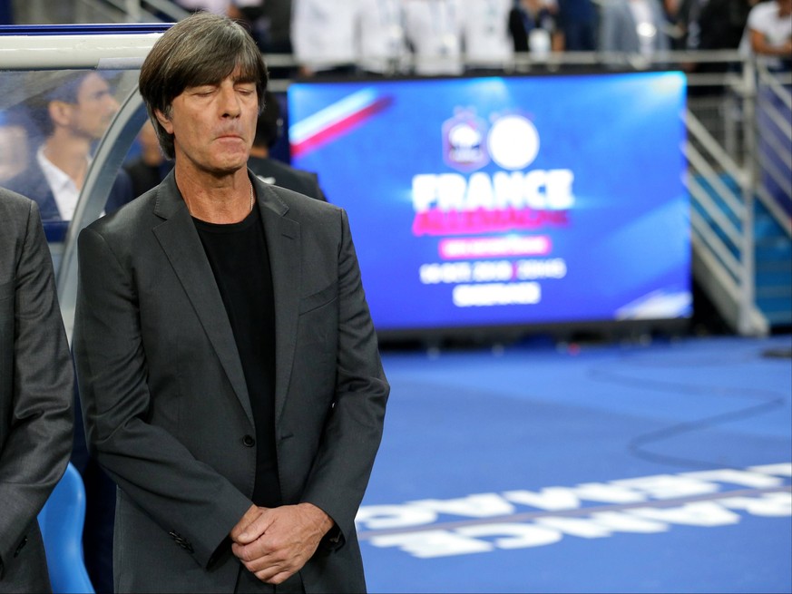 Bundestrainer Joachim Loew ( Deutschland ) kann nicht hinschauen, UEFA Nations League, 2018/19, Frankreich vs. Deutschland, DFB regulations prohibit any use of photographs as image sequences and/or qu ...