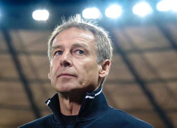 ARCHIV - 31.01.2020, Berlin: Fußball: Bundesliga, Hertha BSC - FC Schalke 04, 20. Spieltag im Olympiastadion. Jürgen Klinsmann, damaliger Trainer von Hertha, steht vor Spielbeginn im Stadion. (zu dpa: ...