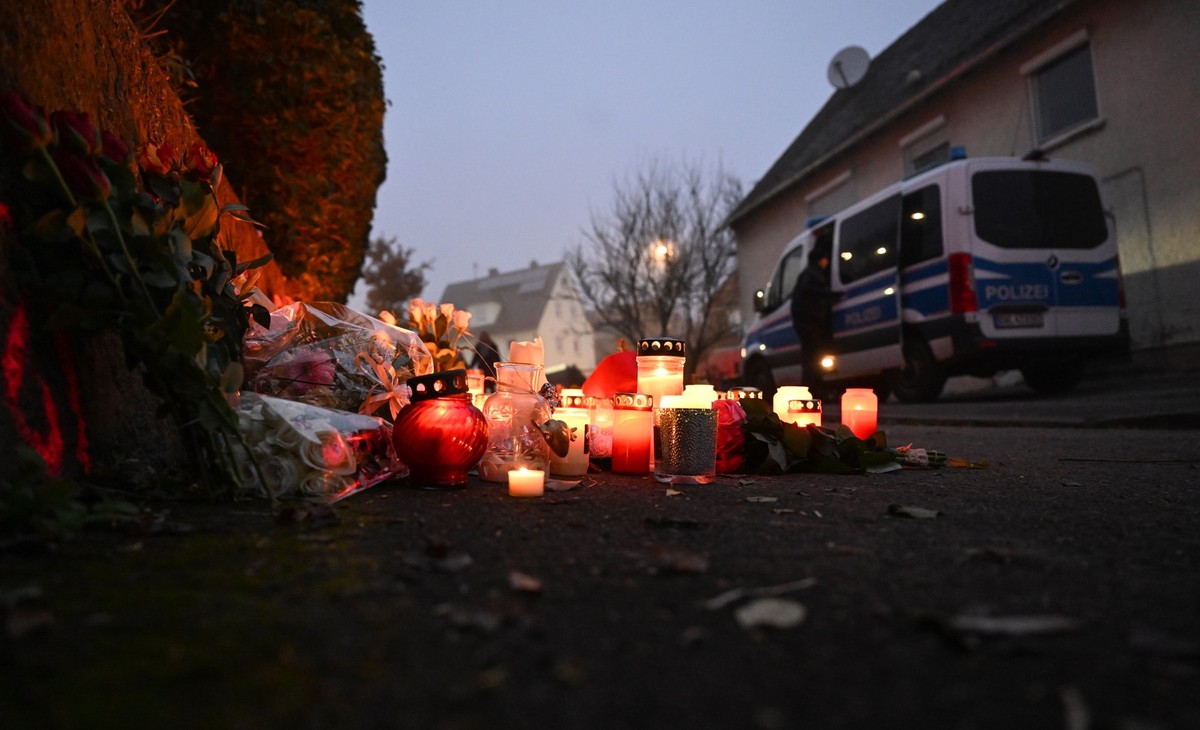06.12.2022, Baden-W�rttemberg, Illerkirchberg: Kerzen und Blumen stehen an einem Tatort, an dem am Tag zuvor zwei M�dchen von einem Mann mit einem Messer angegriffen wurden. Foto: Bernd Wei�brod/dpa + ...