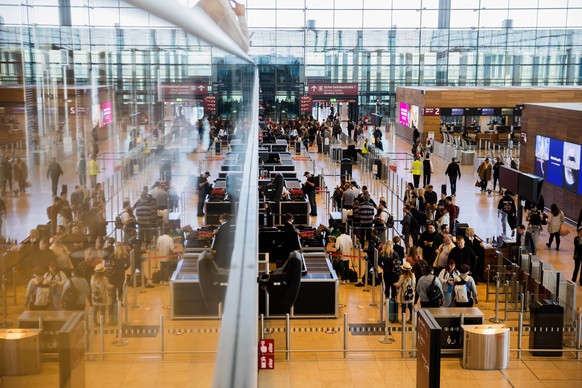 ARCHIV - 03.06.2022, Berlin: Fluggäste stehen am Flughafen Berlin Brandenburg (BER) &quot;Willy Brandt&quot; an der Sicherheitskontrolle Schlange. (zu dpa: «BER erwartet über Ostern rund 1,2 Millionen ...