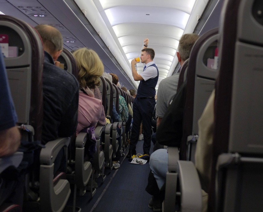 Flugbegleiter:innen erleben die Stunden an Bord meist ganz anders als andere Fluggäste.