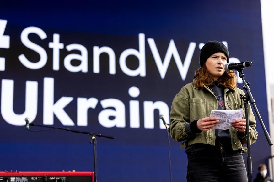 Hamburg, 3. März 2022 - Aktivistin Luisa Neubauer spricht während einer Protestdemonstration gegen den Krieg in der Ukraine. Die Organisation &quot;Fridays for Future&quot; folgt damit einem Aufruf de ...