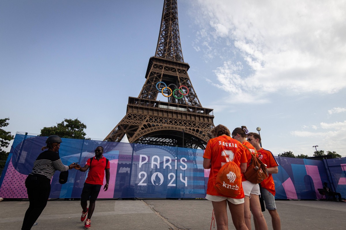 Paris Atmosphere During The Olympic Games, Olympische Spiele, Olympia, OS Fans are passing in front of the Eiffel Tower during the Paris Olympics in Paris, France, on July 30, 2024. Paris Paris France ...