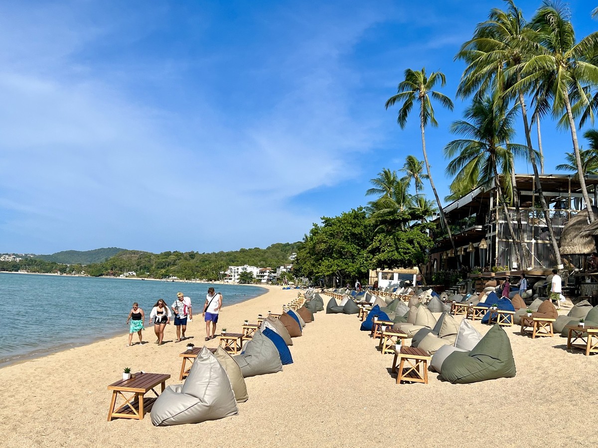 ARCHIV - 13.07.2023, Thailand, Bophut: Urlauber spazieren am Strand in Bophut auf der thail�ndischen Insel Koh Samui. (zu dpa: �Wo Sch�ler noch l�nger Sommerferien haben�) Foto: Carola Frentzen/dpa ++ ...