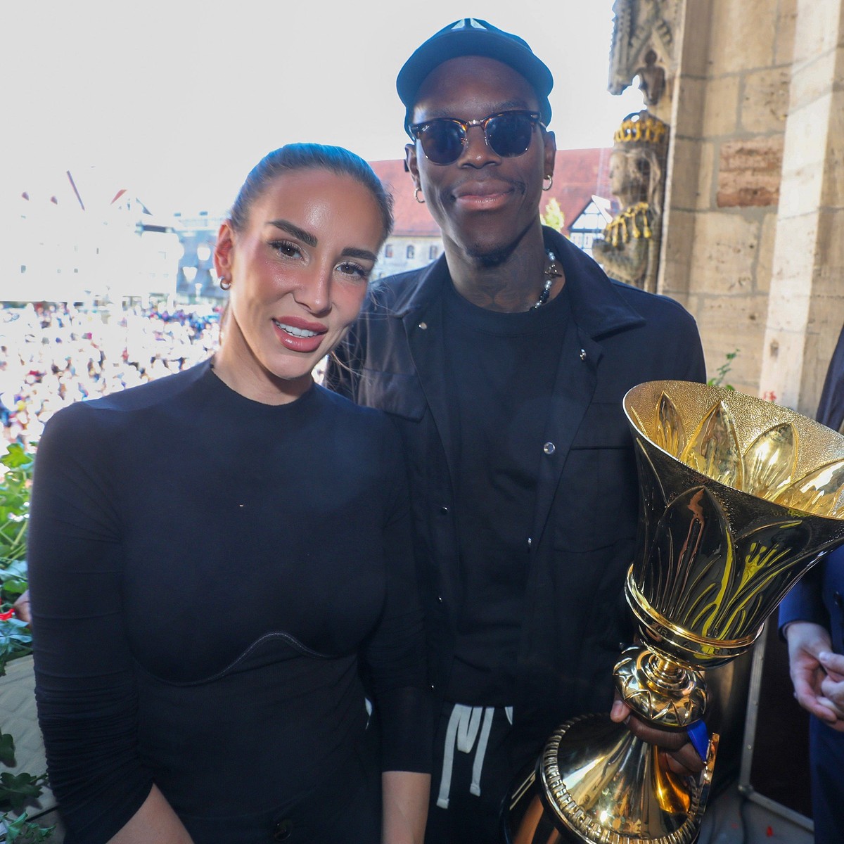 Basketball Weltmeister Dennis Schröder Braunschweig, 15.09.2023, Basketball Weltmeister 2023 Dennis Schröder verewigt sich im Goldenen Buch der Stadt und feiert vom Altstadtrathausbalkon aus mit seine ...