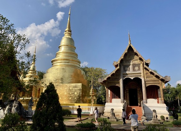 ARCHIV - 28.12.2022, Thailand, Chiang Mai: Touristen besuchen einen der unz�hligen Tempel. So sch�n ist die ber�hmte Stadt im Norden ohne Smog. Seit Wochen allerdings liegt toxischer Smog �ber der Reg ...