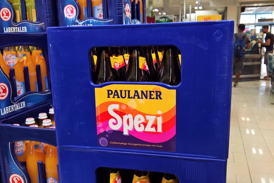 Paulaner Bier Brauerei, Mixgetraenk bzw Mischgetraenk Spezi - besteht aus Orangen-Limonade mit Cola *** Paulaner beer brewery, Mixgetraenk or Mischgetraenk Spezi consists of orange lemonade with cola